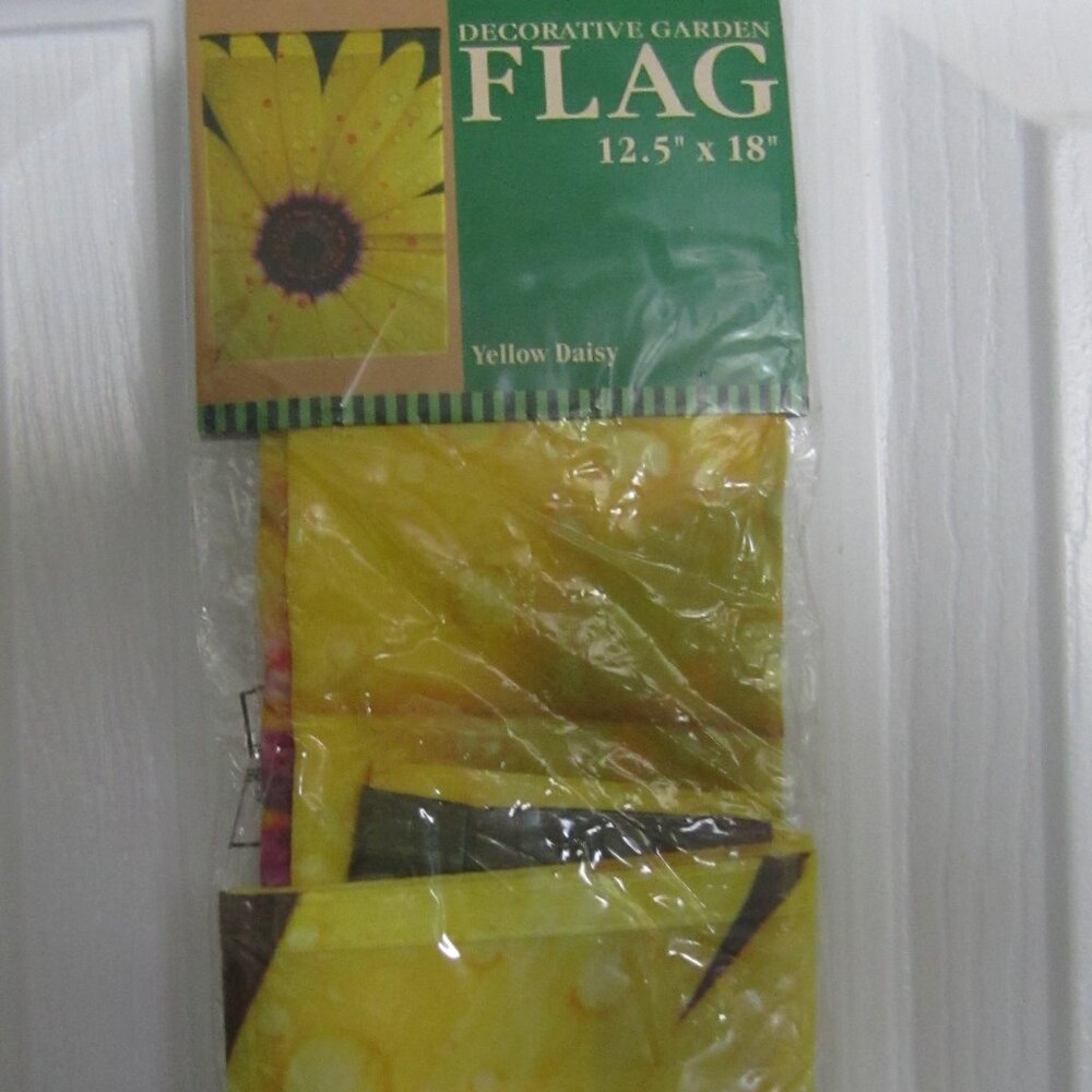 YELLOW DAISY  GARDEN FLAG ~ BRAND NEW, SEALED/12.5" x 18" ~ NEW CREATIVE